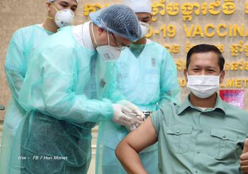 กัมพูชาเริ่มฉีด ‘วัคซีนป้องกันโควิด-19 ของจีน’ ให้ประชาชนแล้ว