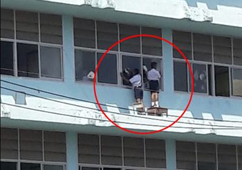 ชาวเน็ตถาม ควรหรือไม่? ให้เด็กนักเรียนปีนระเบียงเช็ดกระจก หวั่นเกิดอันตราย