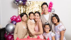ครอบครัวสุขสันต์!!! ดร.เบน ปลื้มมาก คุณสามีจัดเค้กก้อนยักษ์ เบิร์ธเดย์พร้อมกัน 3 คนพ่อแม่ลูก