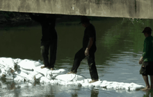 ชาวบ้านนำกระสอบทรายกั้นทางน้ำหวังพ้นวิกฤติแล้ง