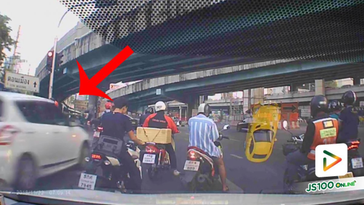 คลิปนาทีเก๋งซิ่งพุ่งชนจยย.ที่จอดรถสัญญาณไฟแดงกระเด็นแล้วหนี บริเวณ ห้าแยกลาดพร้าว (23-11-61)