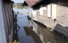 ชาวบ้านขนของหนีน้ำนอนบนถนน จ.ชัยนาท