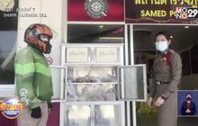 ลูกศิษย์วัดนำอาหารที่พระบิณฑบาต มาใส่ตู้ปันสุข