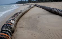 ยังไม่พบเจ้าของท่อน้ำมันเกยชายหาด จ.ชุมพร