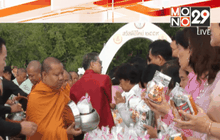 ประชาชนทำบุญตักบาตรปีใหม่