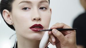 ลิปสติกสีแดงสุดฮอต ผิวสีไหนก็สวยแซ่บได้ แท่งเดียวเอาอยู่!!