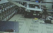 อุบัติเหตุรถพุ่งชนร้านซักรีด