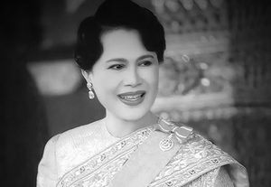 พระราชประวัติ สมเด็จพระนางเจ้าสิริกิติ์ พระบรมราชินีนาถ พระราชชนนีพันปีหลวง