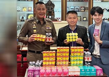 ยาดมตราโบว์แดง ร่วมสนับสนุนโครงการสุขศาลาพระราชทาน มอบยาดมและยาสมุนไพรสามัญประจำบ้าน 1,000 ชิ้น ผ่าน พล.ต.อ. กิตติ์รัฐ พันธุ์เพ็ชร์ (ผบ.ตร.) เพื่อช่วยเหลือประชาชนในถิ่นทุรกันดาร