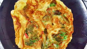 ไข่เจียวโบราณโคราช ไข่เจียวสูตรเผ็ดหอมกลิ่นใบกะเพรา