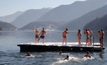 ว่ายน้ำเย็นจัดในทะเลสาบที่อิตาลี