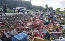 ชื่นชม! ชาวบ้านช่วยรถบรรทุกเก็บผลไม้ หลังเทเกลื่อนถนน