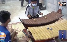 ครูหนุ่มนำเด็กนักเรียน เล่นดนตรีไทยให้เป็ดฟัง