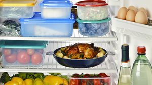 วิธีเก็บอาหารในตู้เย็น ผัก ผลไม้ เนื้อสัตว์ อาหารทะเล ไข่ไก่ ของแห้ง เก็บยังไงให้อยู่ได้นาน
