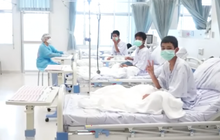 เปิดคลิปแรกทีมหมูป่านอน รพ. ชูนิ้ว “ไอ เลิฟ ยู”