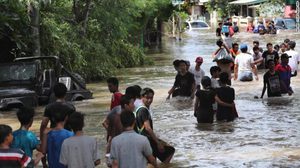 “จาการ์ตา” น้ำท่วมฉับพลัน ประชาชนอพยพ 6 หมื่นราย