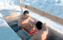 แช่น้ำเย็นเล่นหมากรุกในรัสเซีย