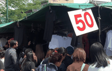 บรรยากาศประชาชนหาซื้อเสื้อดำ