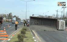 อุบัติเหตุรถพ่วง 18 ล้อบรรทุกหิน พลิกคว่ำ จ.บุรีรัมย์