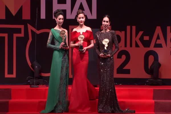 เดียร์ ดาริน -ปุ๊กลุก - รัดเกล้า ได้รับรางวัล MThai Top talk-about Actress 2016