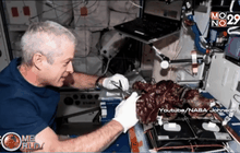 ลูกเรือ ISS ปลูกผักบนอวกาศ