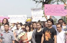 มวลชนมอบดอกไม้หนุน “พล.อ.ประวิตร”