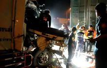 สิบล้อหลับในพุ่งชนรถบรรทุกโชเฟอร์ดับคาที่