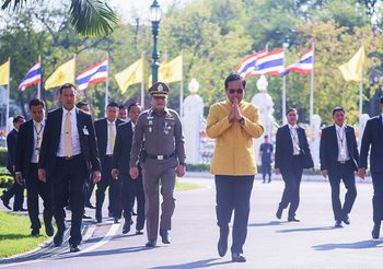 ผลการสำรวจพบ นักการเมืองที่คนไทยอยากรดน้ำดำหัวมากที่สุดคือ “ลุงตู่”