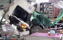 รถบรรทุกพุ่งชนร้านอาหารคนขับสาหัส