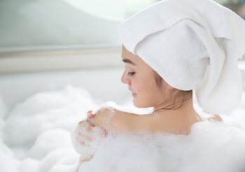 9 ภาพเปรียบเทียบ อาบน้ำเย็น VS น้ำอุ่น แบบไหนดีต่อสุขภาพ มากกว่ากัน?