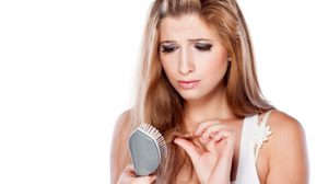 7 สาเหตุ ของอาการ ผมร่วง รู้ไว้ จะได้รักษาทัน
