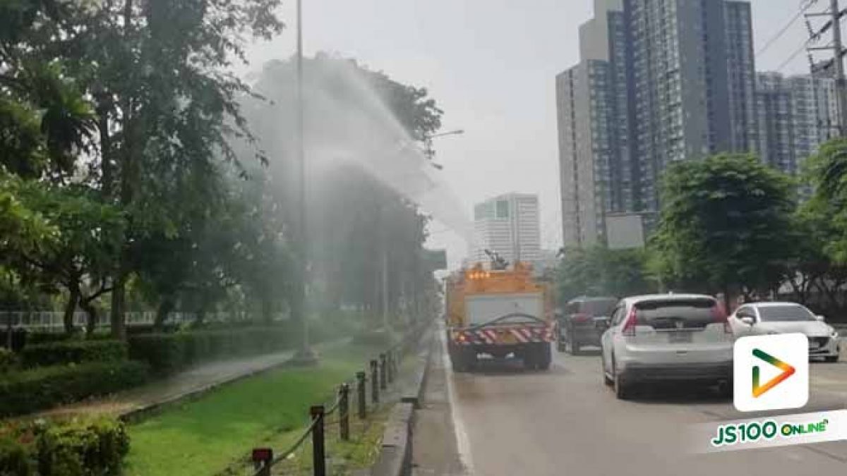 รถน้ำของกทม. ระดมฉีดน้ำลดฝุ่นละออง PM2.5 ในอากาศ เพื่อลดผลกระทบต่อสุขภาพอนามัยของประชาชน
