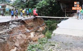 กระแสน้ำป่าซัดถนนลาดยางขาด ชาวบ้านทำ “สะพานไม้หมาก” ให้นร.ข้ามไปเรียนหนังสือ