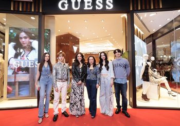 ชมพู่ อารยา ในฐานะ GUESS Girl Thailand นำทัพดารา เดียร์น่า – โยชิ – นุนิว – กองทัพ พีค อัปเดตเทรนด์แฟชั่นใหม่ที่ GUESS Flagship Store คอนเซ็ปต์ใหม่ที่แรกของโลก ชั้น 1 ศูนย์การค้าเซ็นทรัลเวิลด์