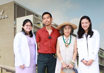 แฟชั่นนิสต้าคนดัง “70@ยังแต๋ว” แห่งโลกโซเชียลควงคู่ลูกชายผู้ดูแล ชม “โรงพยาบาลคูน” ทางเลือกในการดูแลผู้ป่วยอัลไซเมอร์แบบประคับประคอง