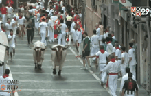 ผู้คนเข้าร่วมเทศกาลวิ่งวัวกระทิงในสเปน