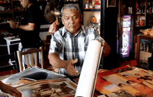 ประทับใจ ลุงมุสลิมตรัง สะสมภาพในหลวงกว่าพันชิ้น