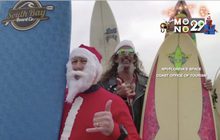 ซานต้าหลายร้อยโชว์ลีลาบนกระดานโต้คลื่น