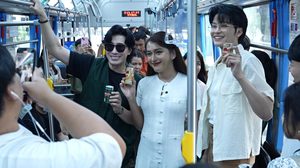 โหนรถเมล์ฟรีสุดจึ้ง! พี่หนุ่ม-นนท์ แจกความฟินกับ “เนสกาแฟกระป๋องรถเมล์” เสิร์ฟความอร่อยตรงสเปกแบบสุดเอ็กซ์คลูซีฟ