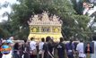 ลูกหลานใช้พิธีแห่ศพแบบโบราณด้วยการใช้คนหาม