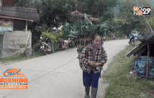 ชาวเขาเผ่าม้งดอยอินทนนท์ นำผักผลไม้เมืองหนาววางขาย