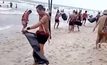 นทท.ตื่นตานักรบบางระจันบุกเก็บขยะหาดแสน