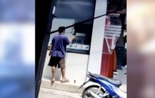 ชาวบ้านผวา! ชายป้ายน้ำลายกระจกร้านสะดวกซื้อ