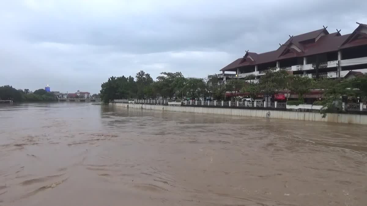 ฝนถล่มเมืองเชียงใหม่!! ระดับน้ำปิงเพิ่มสูงทะลักท่วมบางพื้นที่