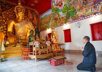 ปลัดกระทรวงวัฒนธรรม เข้ากราบสักการะสิ่งศักดิ์สิทธิ์ และเยี่ยมชมวัดพระยืน จังหวัดลำพูน