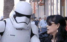 “ลุค สกายวอล์กเกอร์” อารมณ์ดี สวมชุดสตรอมทรูปเปอร์เดินทั่วแอล.เอ