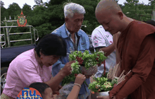 พุทธศาสนิกชนร่วมทำบุญ แห่เทียนพรรษาชื่นมื่น