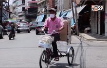 พ่อครัวร้านอาหารปั่นสามล้อปันสุขให้ชาวบ้าน