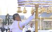 ร.10 เสด็จฯ พิธียกนพปฎลมหาเศวตฉัตรยอดพระเมรุมาศ