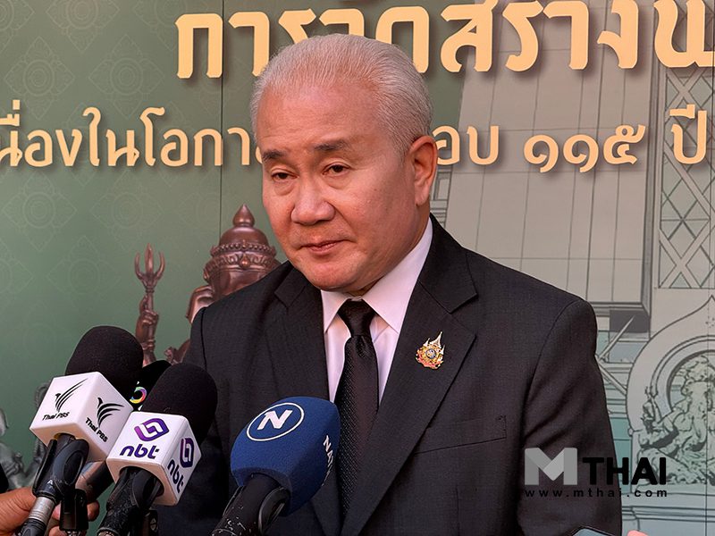 นายพนมบุตร จันทรโชติ อธิบดีกรมศิลปากร